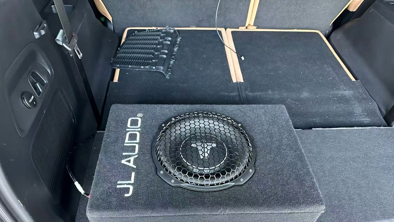 奔驰汽车音响升级案例:奔驰V260商务定制升级相关的湛江汽车音响改装实拍封面