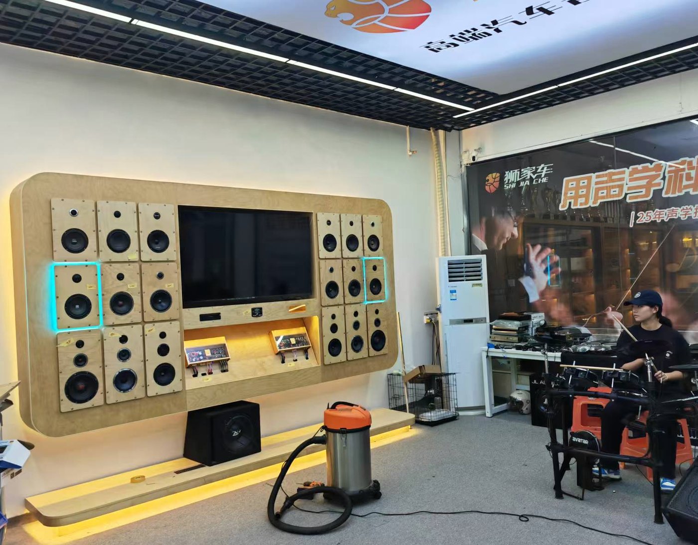 湛江汽车音响改装门店到店咨询和施工环境