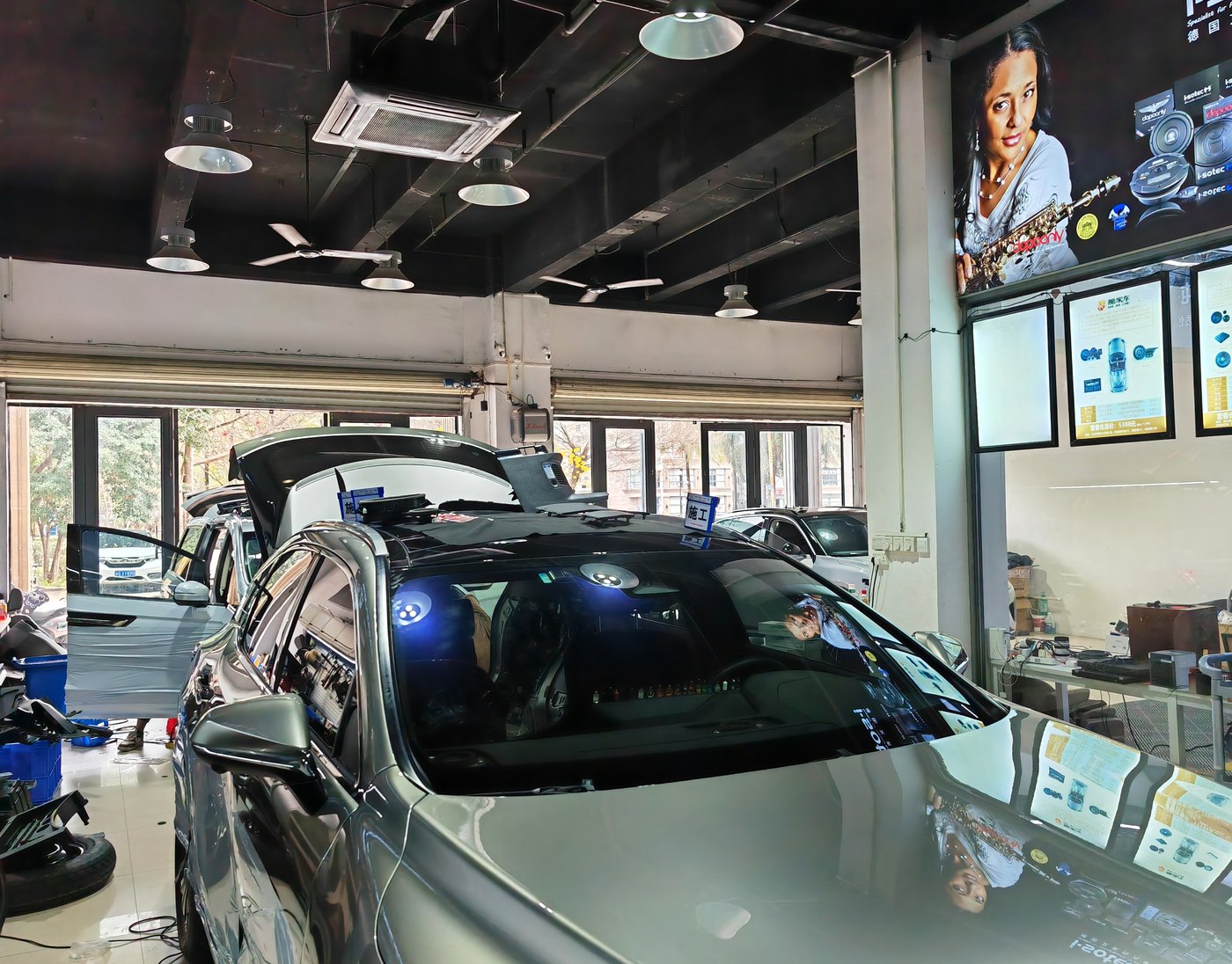 湛江汽车音响改装门店到店咨询和施工环境