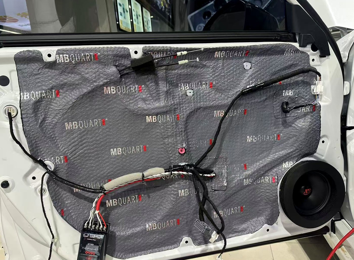 湛江汽车音响改装车门隔音施工场景
