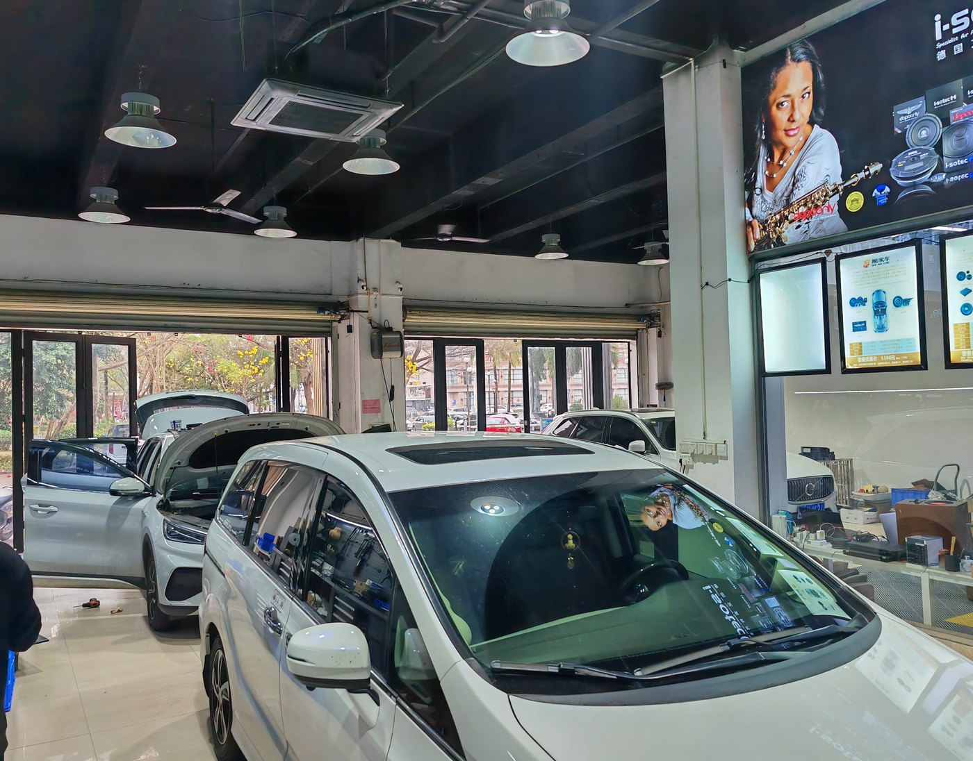 湛江汽车音响改装门店到店咨询和施工环境
